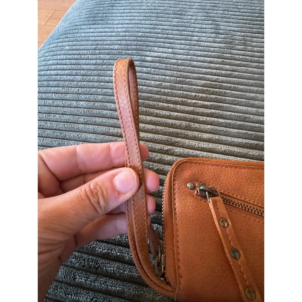Free People Distressed Vegan Leather Wristlet Wallet Zip‎ Around Brown (3778)